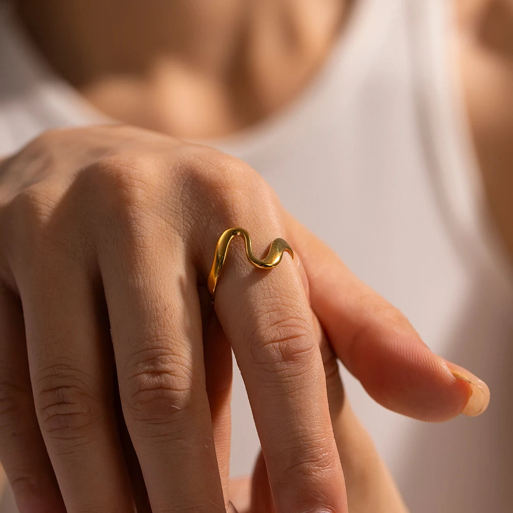 Vento Ring Twisted Geometric Abstract Design