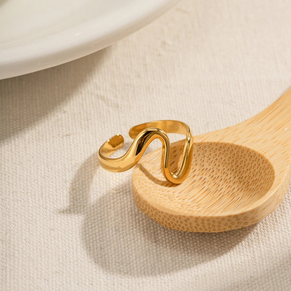 Vento Ring Twisted Geometric Abstract Design