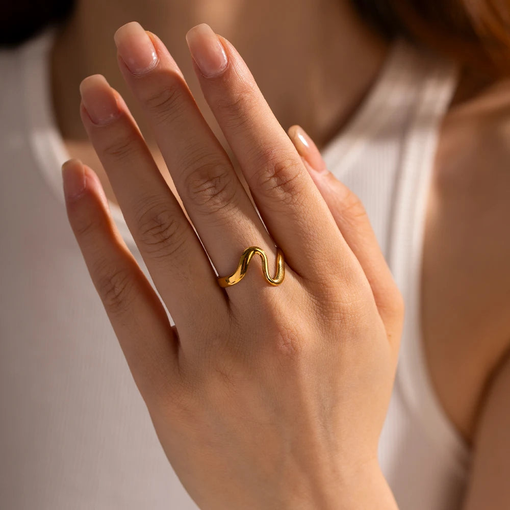 Vento Ring Twisted Geometric Abstract Design