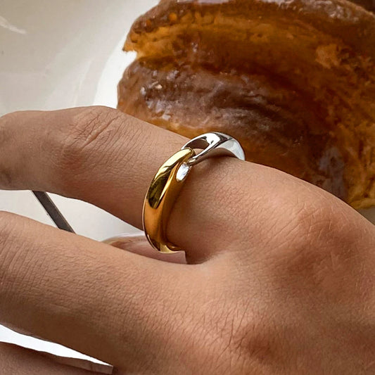 Linea Ring Minimalist Two-Tone Chain Design
