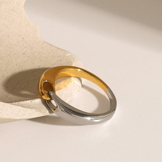 Linea Ring Minimalist Two-Tone Chain Design